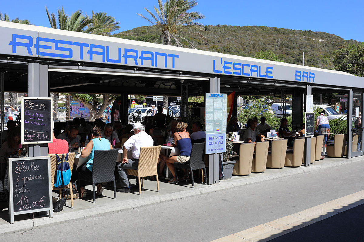 L'Escale Bar Restaurant Lounge une terrasse extérieure au bord de l'eau 